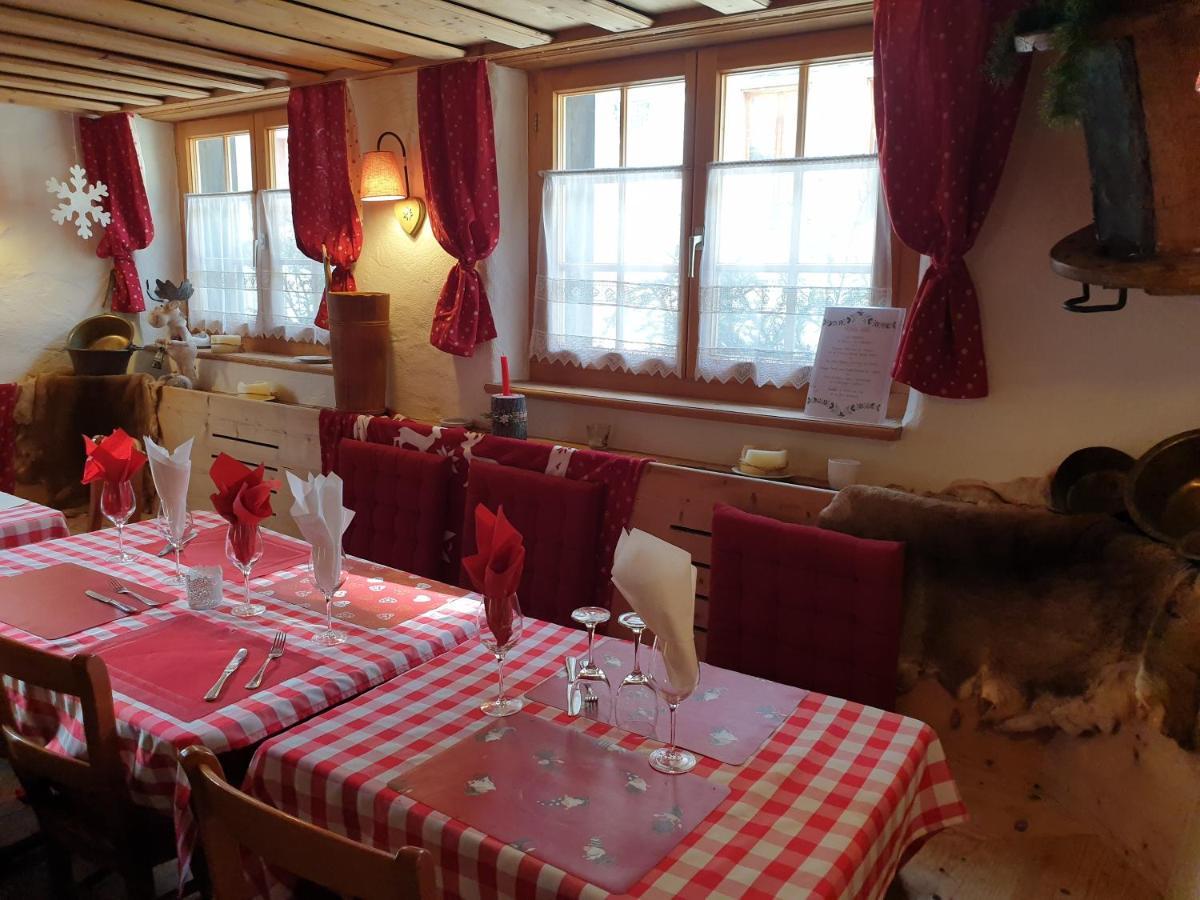 Auberge De L'Ours Vers L'Eglise Esterno foto