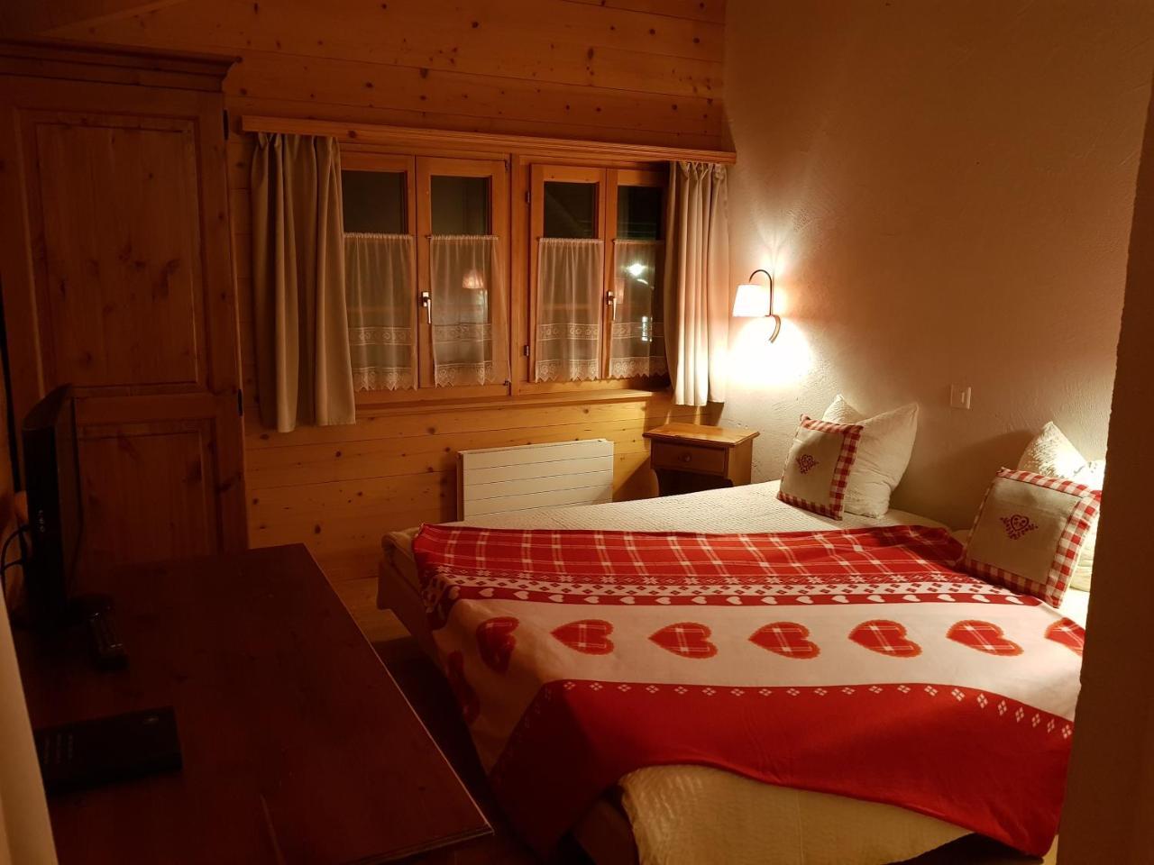 Auberge De L'Ours Vers L'Eglise Esterno foto