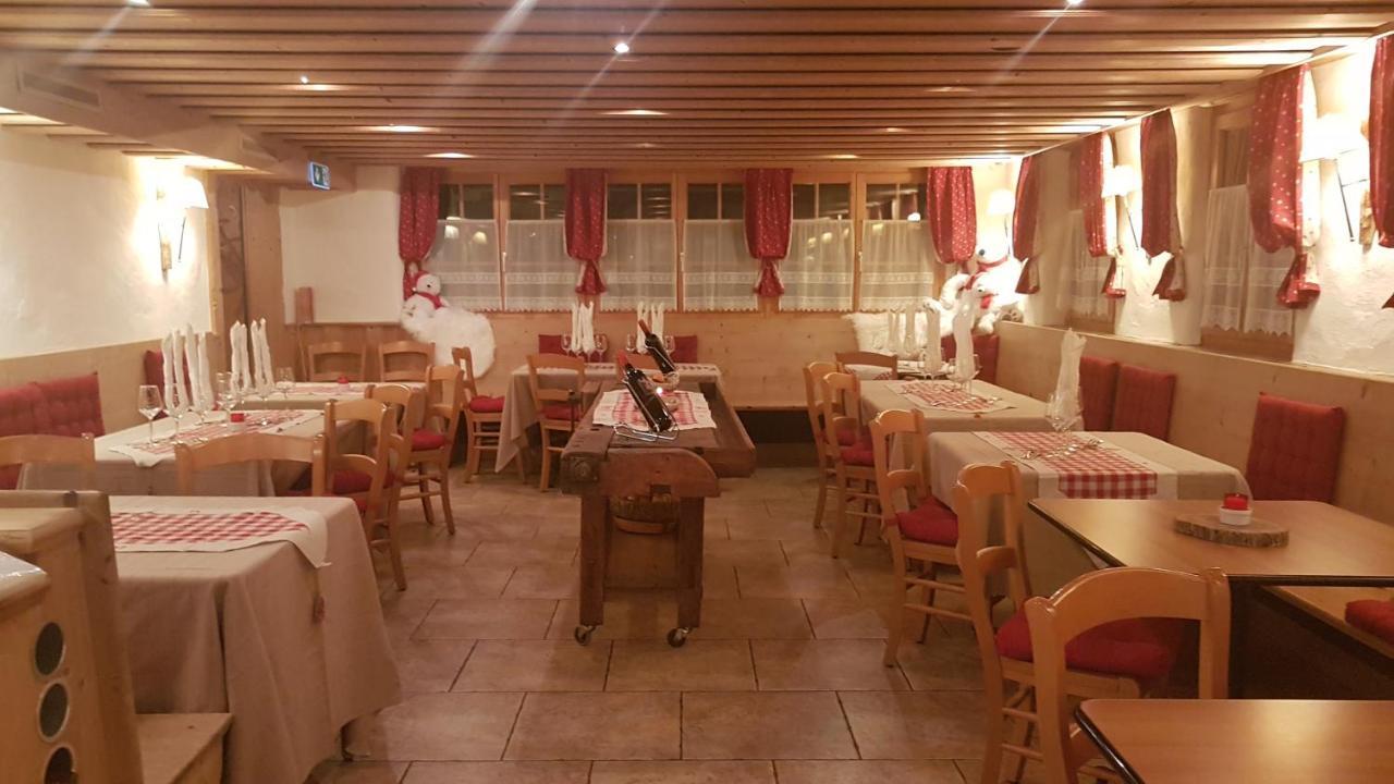 Auberge De L'Ours Vers L'Eglise Esterno foto
