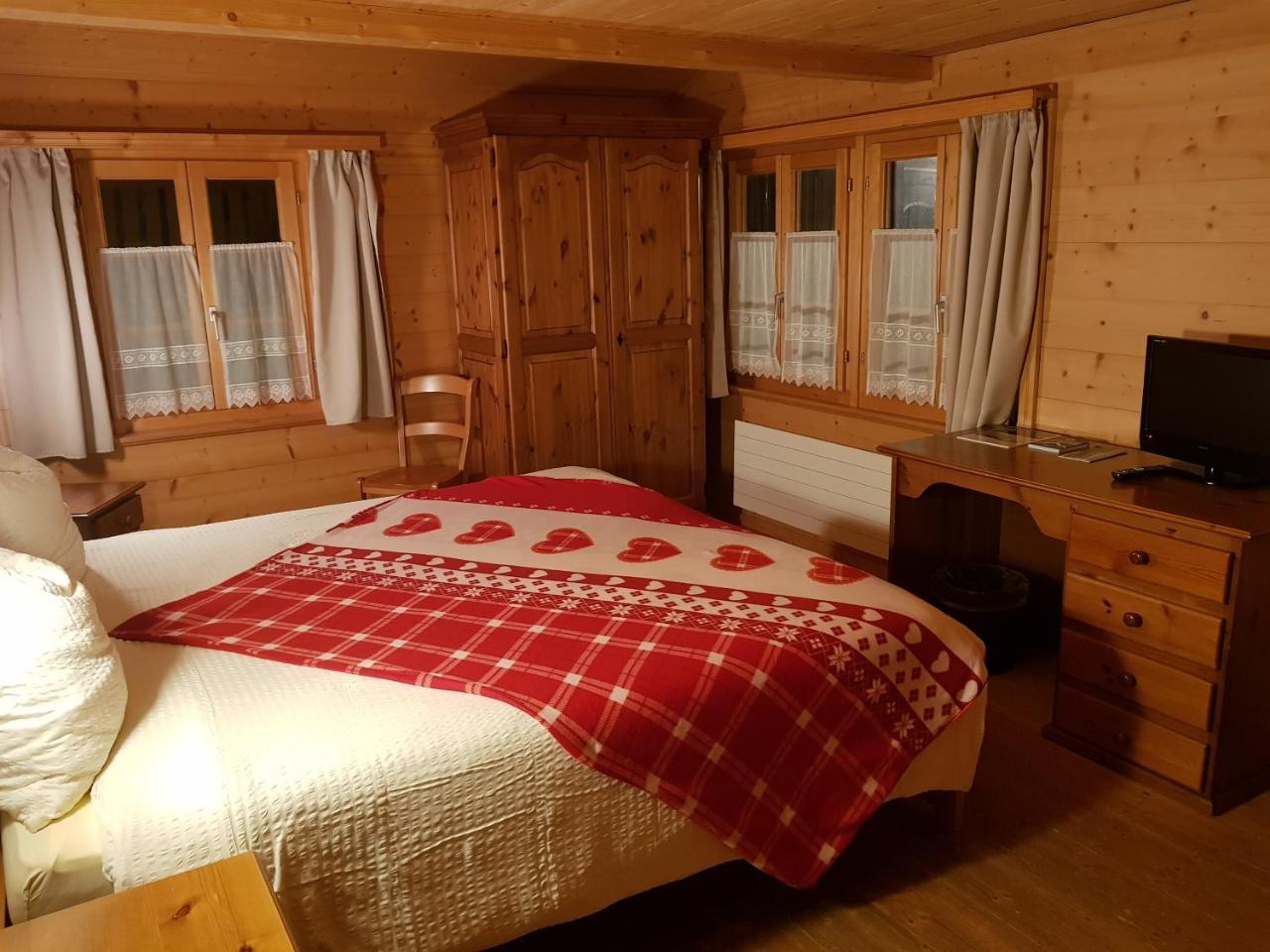 Auberge De L'Ours Vers L'Eglise Esterno foto