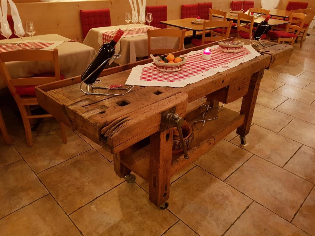 Auberge De L'Ours Vers L'Eglise Esterno foto